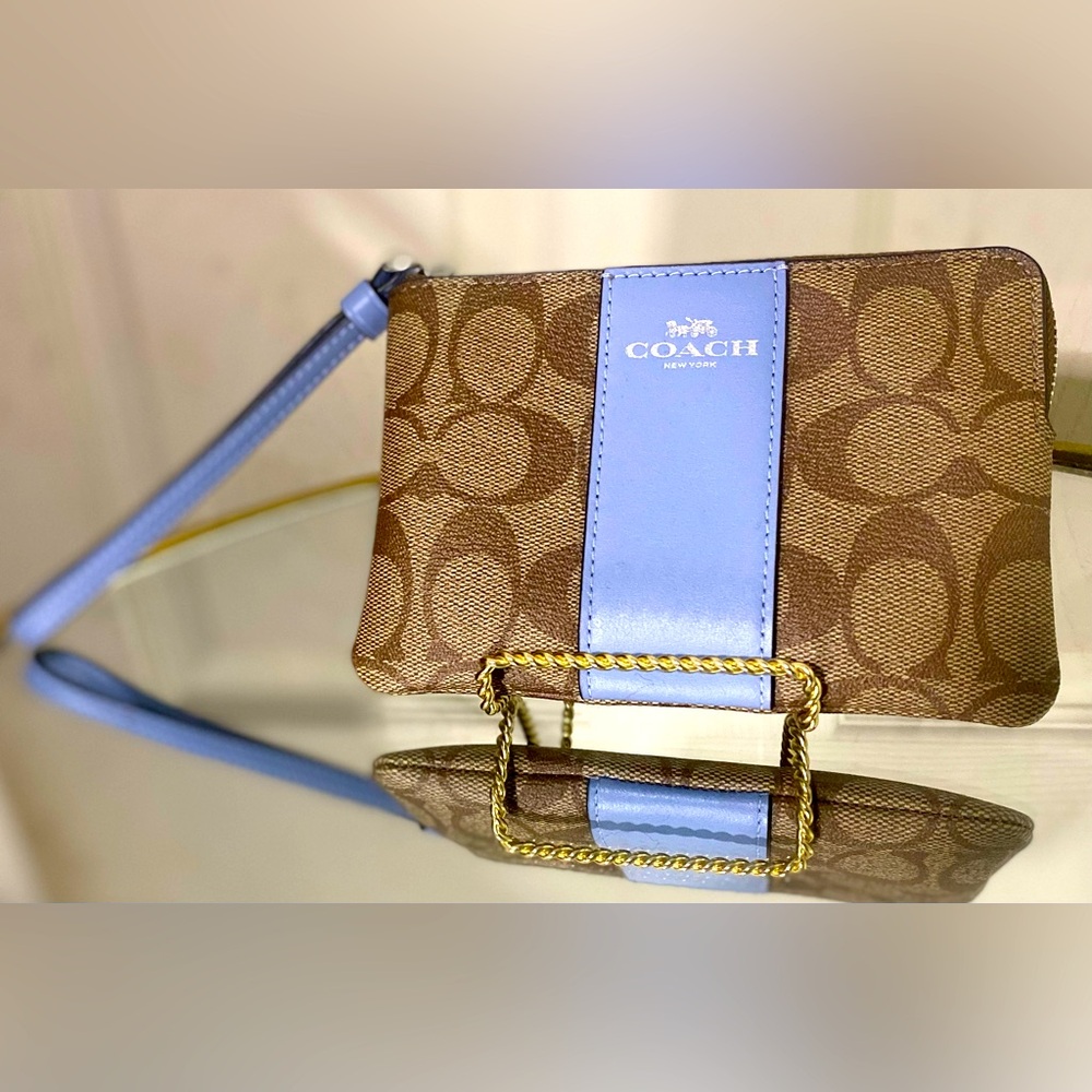 🚨COACH: NEVER USED! | Corner Zip Wristlet